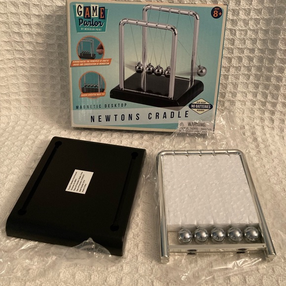 Game Parlor Meridian Point Newtons Cradle Magnetic Desk Top Executive Toy NIB - Picture 6 of 6